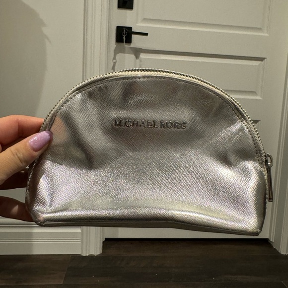 Michael kors silver pouch - Picture 2 of 6